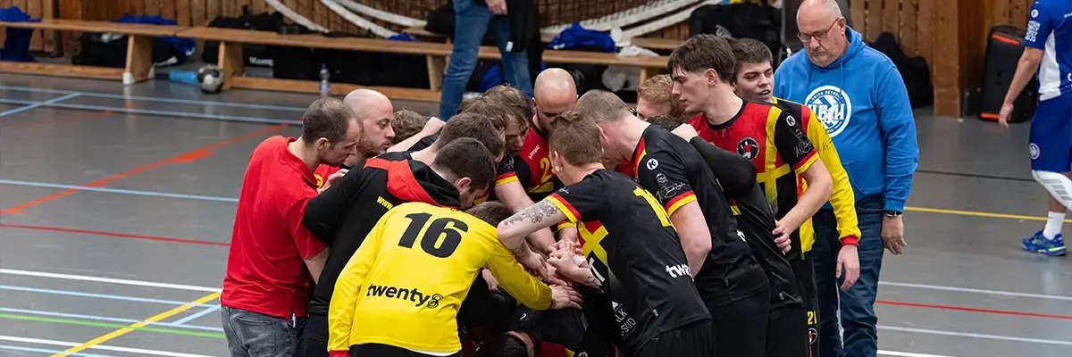 Joueurs en train de crier avant de commencer le match