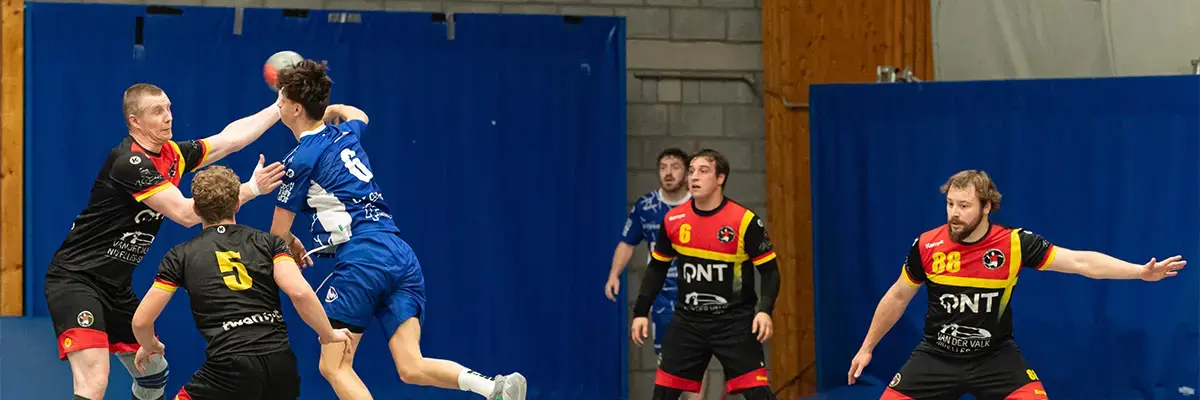 Plusieurs joueurs en plein match