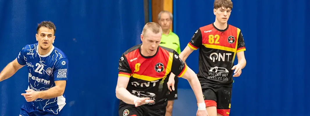 Un joueur en train de dribbler avec la balle